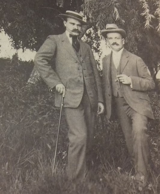 Oreste y Abele Sola en un parque en Buenos Aires en 1913